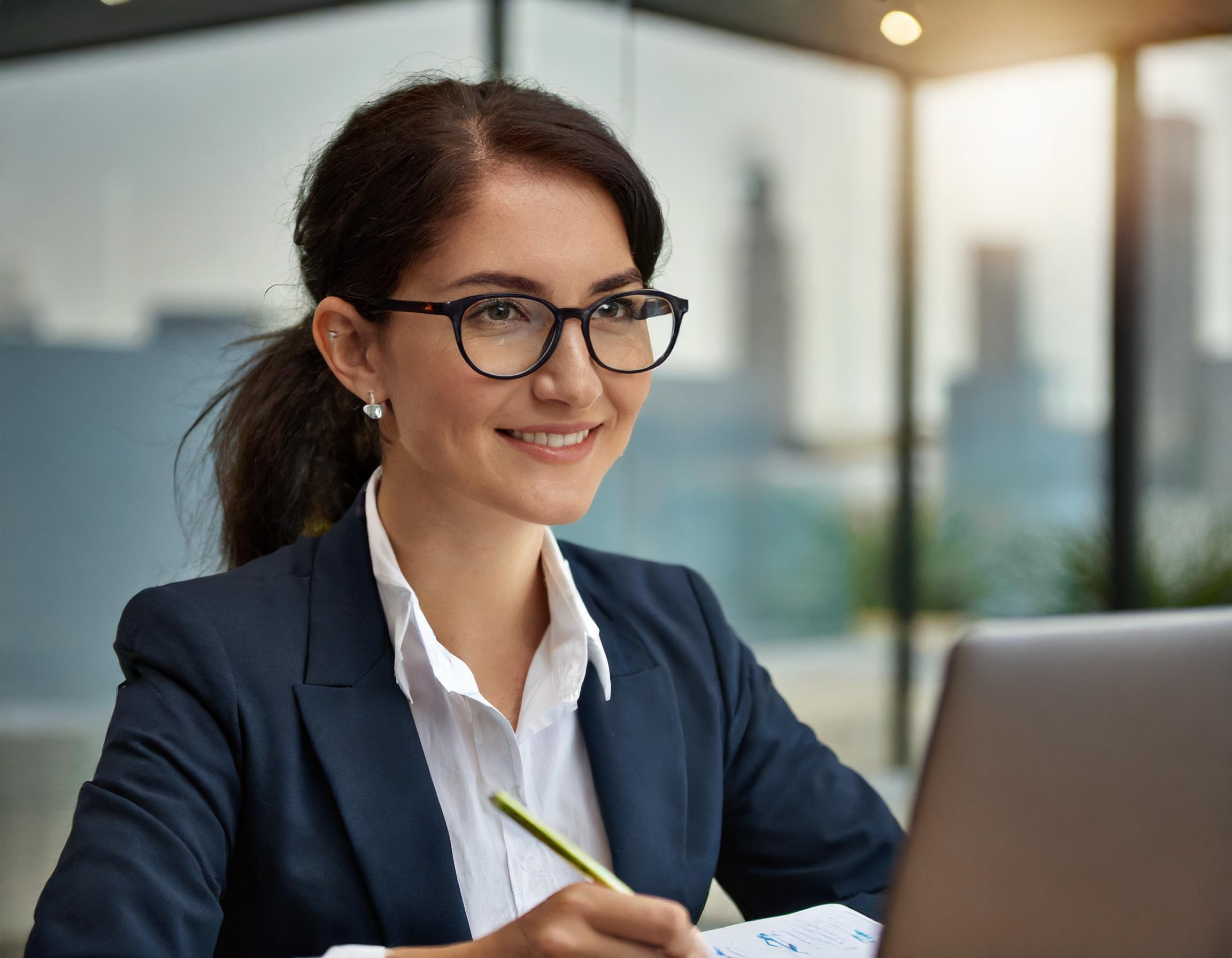 Frau mit professionellem Auftreten, mittleres Alter, Bürohintergrund